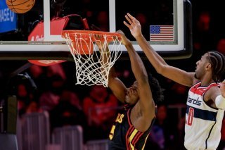 Clint Capela (au centre) provoque la faute d'Alexandre Sarr pour son deuxième double double de la saison. KEYSTONE/EPA/ERIK S. LESSER